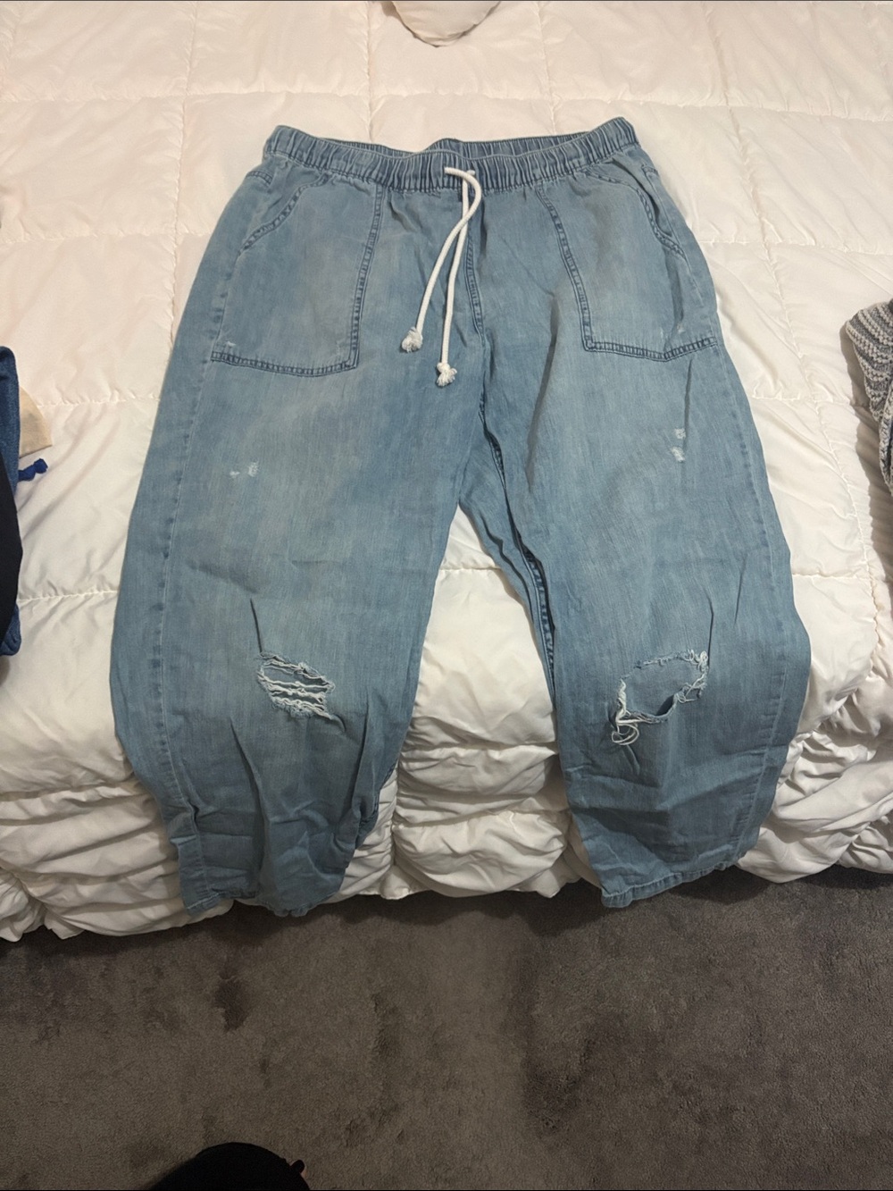 aerie Light Blue Men’s Distressed Relaxed Denim Jogger Pants
